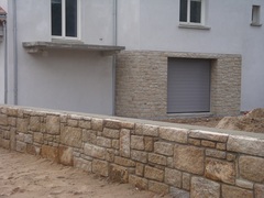 mur granit ocre